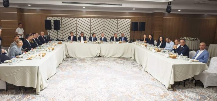 Başbakan  Üstel, Adıyaman Valisi Osman Varol ile görüṣtü