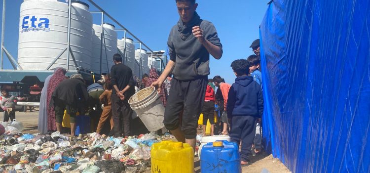 İsrail saldırıları nedeniyle Refah'a sığınan Filistinliler kavurucu sıcaklarla da mücadele ediyor