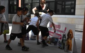 23 Nisan İlkokulu 1. sınıf öğrencileri, Girne Belediyesi Hayvan Barınağı ve Rehabilitasyon Merkezi’ne mama bağışı yaptı
