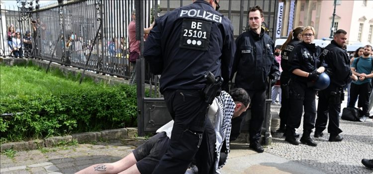 Almanya'da polis, üniversite bahçesinde oturma eylemi yapan Filistin destekçilerine müdahale etti