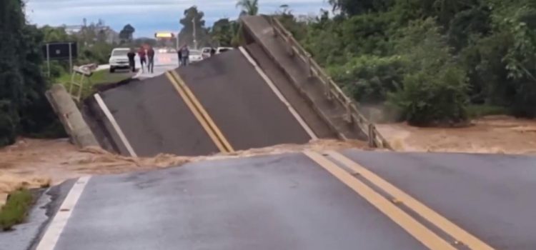 Brezilya'daki selde bir köprü çöktü