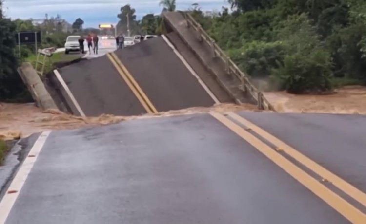 Brezilya'daki selde bir köprü çöktü