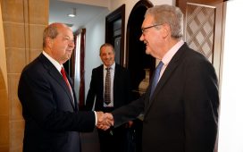 Cumhurbaşkanı Tatar, eski BM Genel Sekreteri Kıbrıs Özel Danışmanı Alexander Downer’i kabul etti