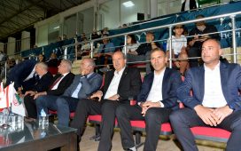 Cumhurbaşkanı Tatar, Kıbrıs Kupası'nı Göçmenköy’e takdim etti