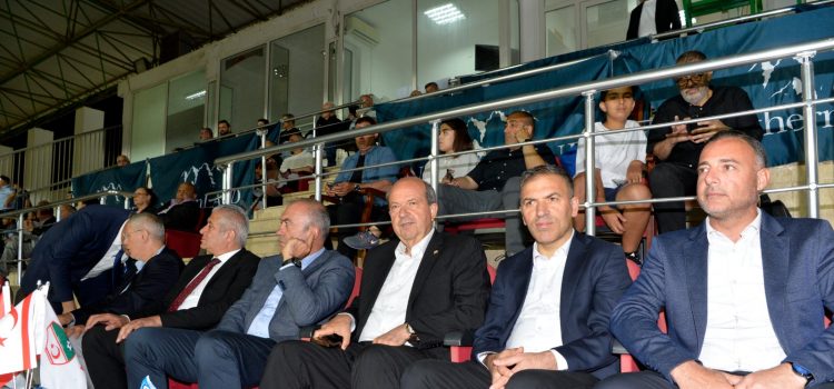 Cumhurbaşkanı Tatar, Kıbrıs Kupası'nı Göçmenköy’e takdim etti