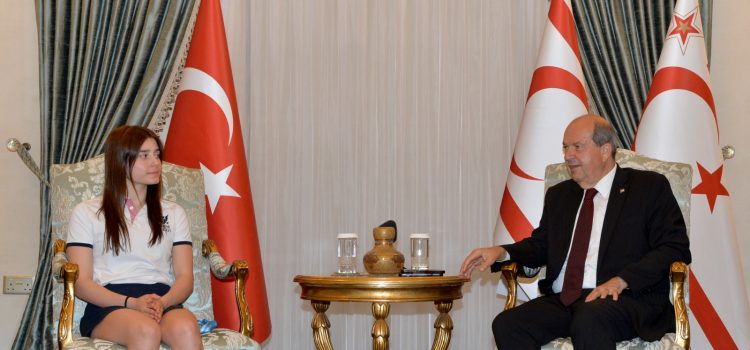Cumhurbaşkanı  Tatar, Kıbrıslı Türk yüzücü Özgül Çetin’i kabul etti