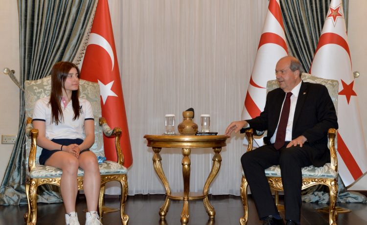 Cumhurbaşkanı  Tatar, Kıbrıslı Türk yüzücü Özgül Çetin’i kabul etti