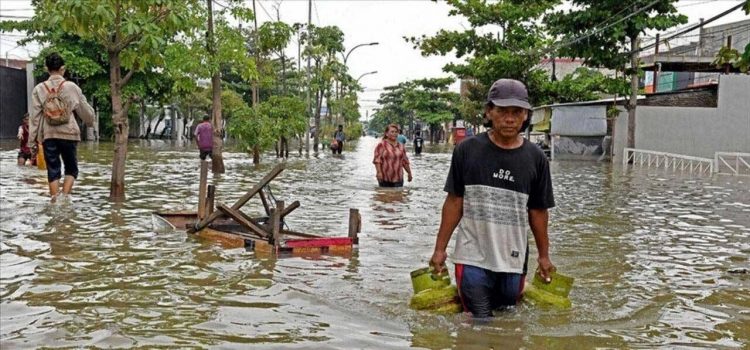 Endonezya'da heyelan ve sel nedeniyle ölenlerin sayısı 58'e çıktı