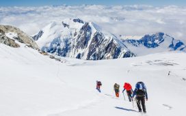 Everest zirvesi yakınında kayıp 2 dağcı ölü bulundu, bir rehbere hala ulaşılamadı