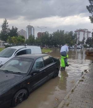 Gazimağusa'da sağanak nedeniyle yaşanan olumsuzluklara belediye müdahale ediyor