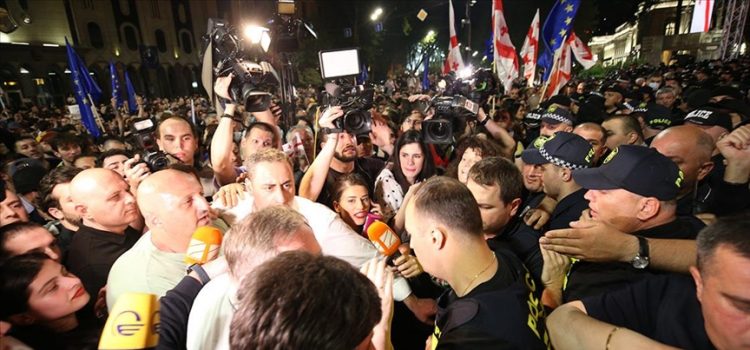 Gürcistan'da "yabancı etkinin şeffaflığı" yasa tasarısı karşıtı gösterilerde arbede çıktı