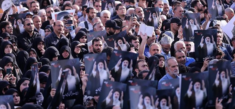 Helikopter kazasında ölen Cumhurbaşkanı Reisi için Tahran'da matem töreni düzenlendi