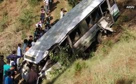Hindistan'ın Cammu Keşmir bölgesinde otobüs şarampole yuvarlandı, 21 kişi öldü