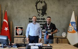 İskele Belediye Başkanı Sadıkoğlu, vücut geliştirme şampiyonu Avcı’yı kabul etti