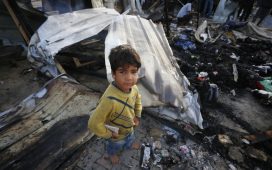 İsrail'in Refah'ta yerinden edilmiş Filistinlilerin kampını bombalaması sonucu 40 kişi öldü