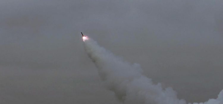 Kuzey Kore, yeni geliştirilen çok namlulu roketatar sisteminin test atışını yaptı