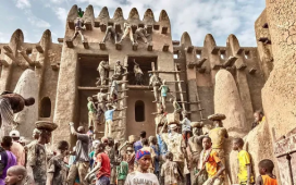 Mali'de binlerce kişi tarihi Djenne Ulu Camii'ni yeniden onardı