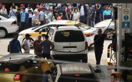 Meksika'da öğretmenler eylem için benzin istasyonlarını işgal ederek bedava yakıt dağıttı
