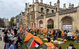 Oxford ve Cambridge üniversitelerinin öğrencileri de Filistin'e destek gösterilerine katıldı