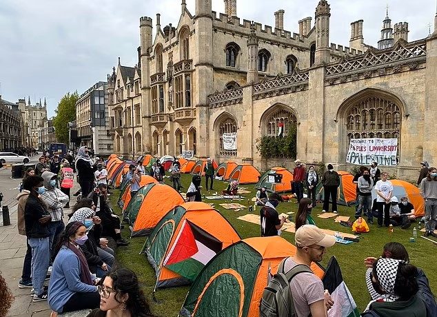 Oxford ve Cambridge üniversitelerinin öğrencileri de Filistin'e destek gösterilerine katıldı