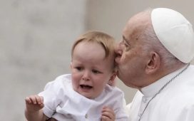 Papa'dan Avrupa'da “azalan doğum oranı” uyarısı