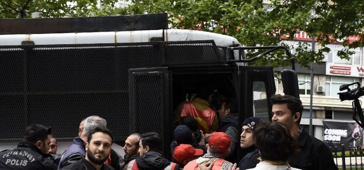Taksim Meydanı'na yürümek isteyen gruplara müdahale edildi