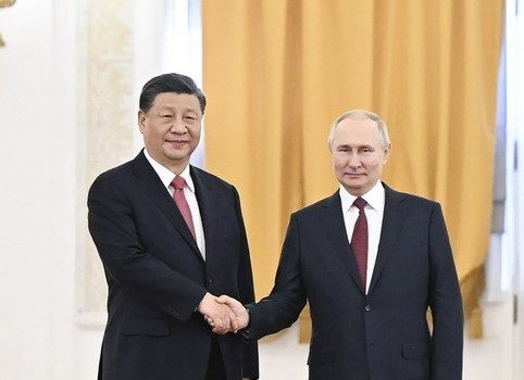 Vladimir Putin ile Şi Cinping Pekin'de bir araya geldi