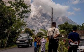 Endonezya'daki Ibu Yanardağı'nda yeni patlama meydana geldi