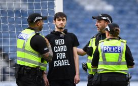 İskoçya-İsrail kadınlar maçında protesto: Bir protestocu kendini kale direğine zincirledi
